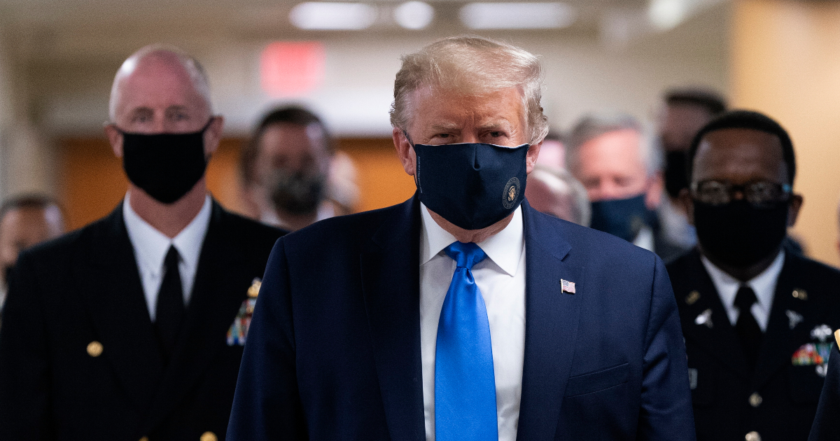 Trump usa máscara em público pela primeira vez
