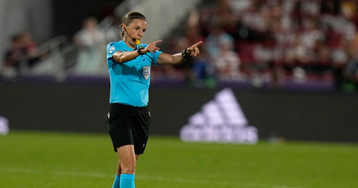 Stéphanie Frappart será a primeira mulher a arbitrar um jogo num Mundial