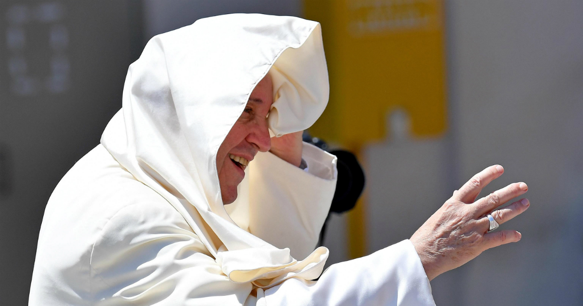 El Papa bromea con los mexicanos y pide ‘un poco de tequila’ para el dolor en la rodilla